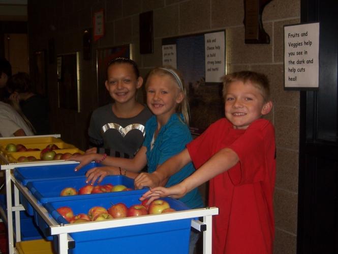 Oneka, MN Elementary Students Run the Healthy Snack Cart